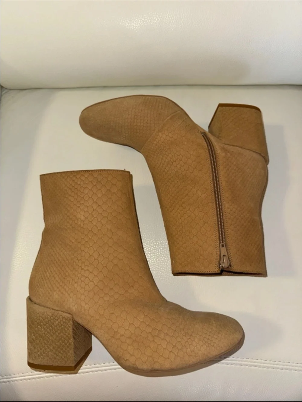 FREE PEOPLE WOMEN’S TAN SUEDE BLOCK HEEL ANKLE BOOTS
